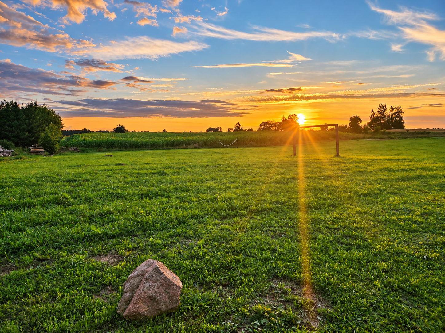 Sonnenuntergang über unserem Naturstellplatz in Polen